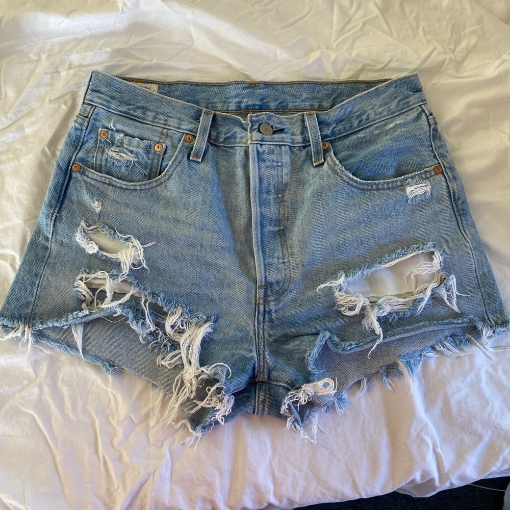 Levi’s 501 distressed jean short size 29